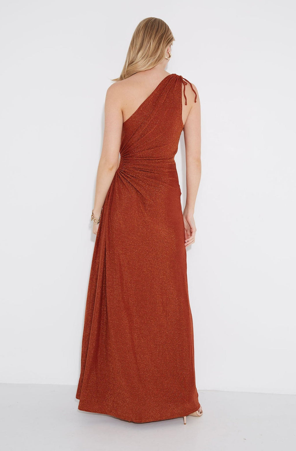 Vestido maxi Nour bronce de lurex brillante con escote de un hombro