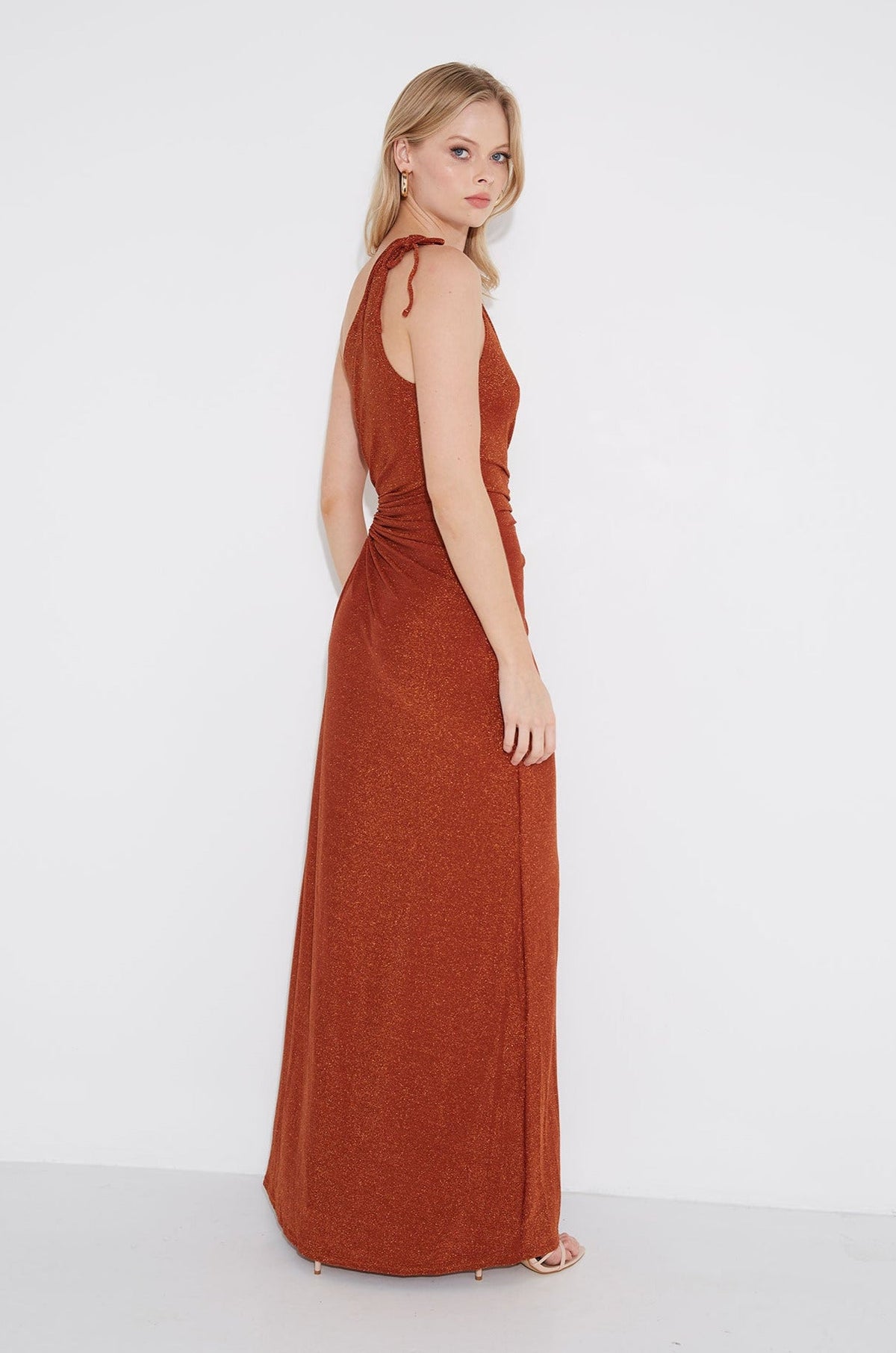 Vestido maxi Nour bronce de lurex brillante con escote de un hombro