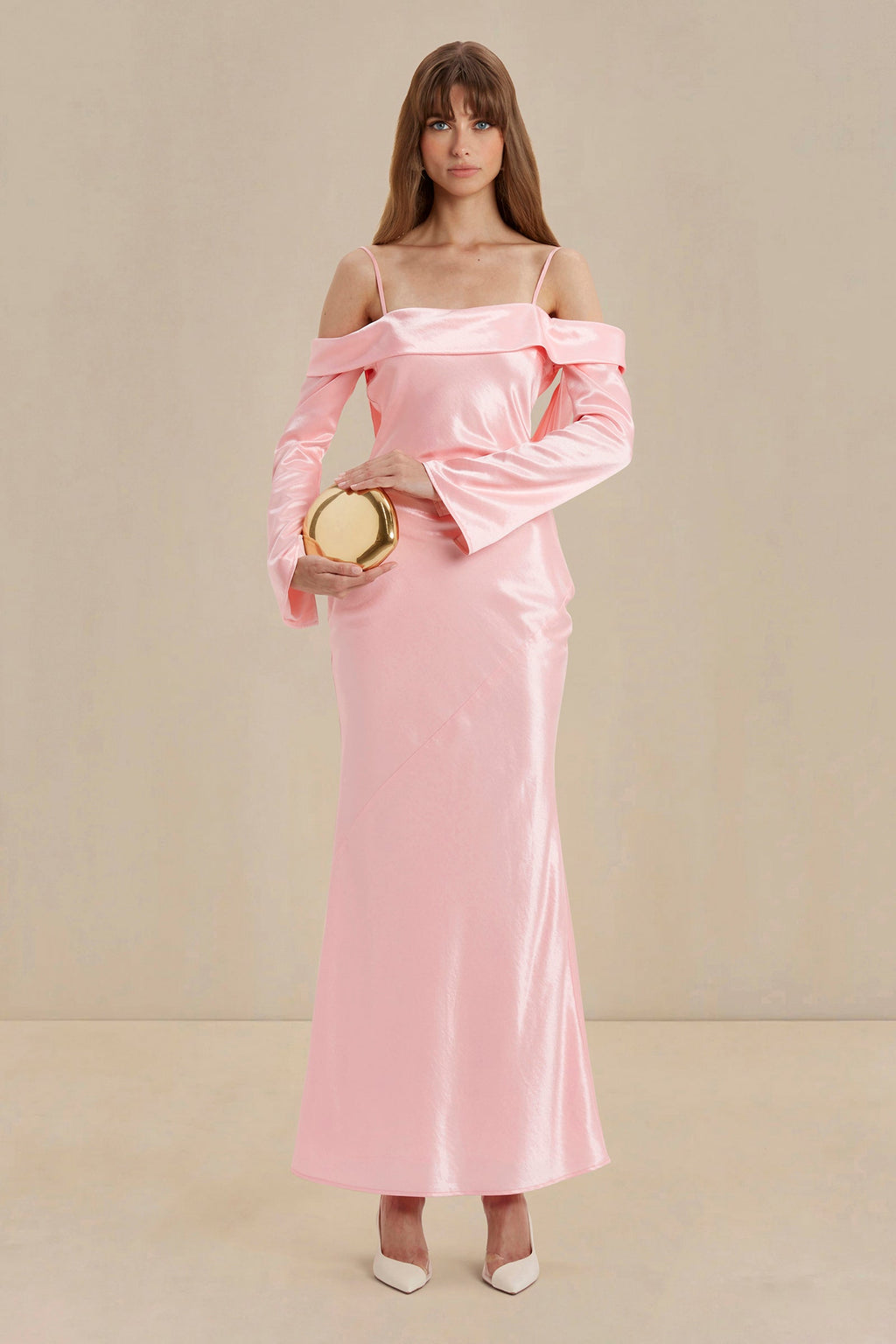 Vestido Issy de satén rosa pétalo con hombros descubiertos