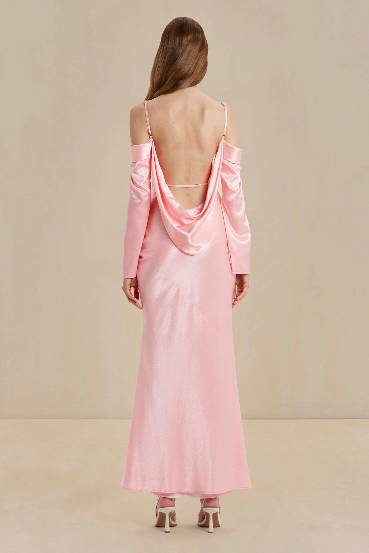 Vestido Issy de satén rosa pétalo con hombros descubiertos
