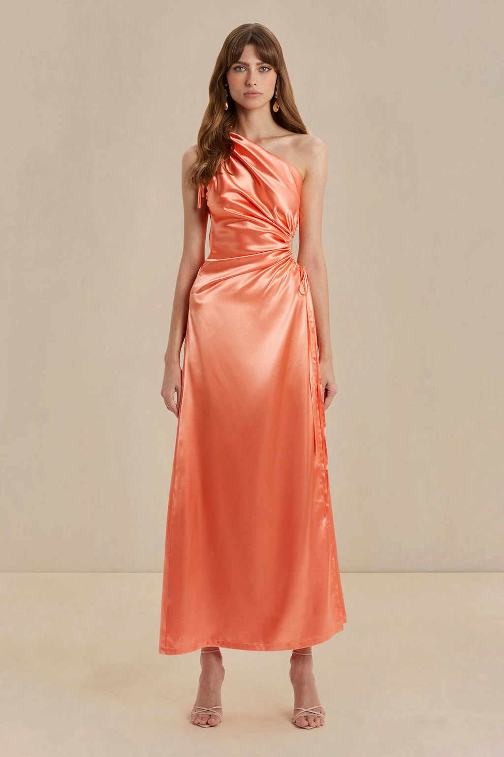 Vestido Nour coral con detalle cut-out ajustable