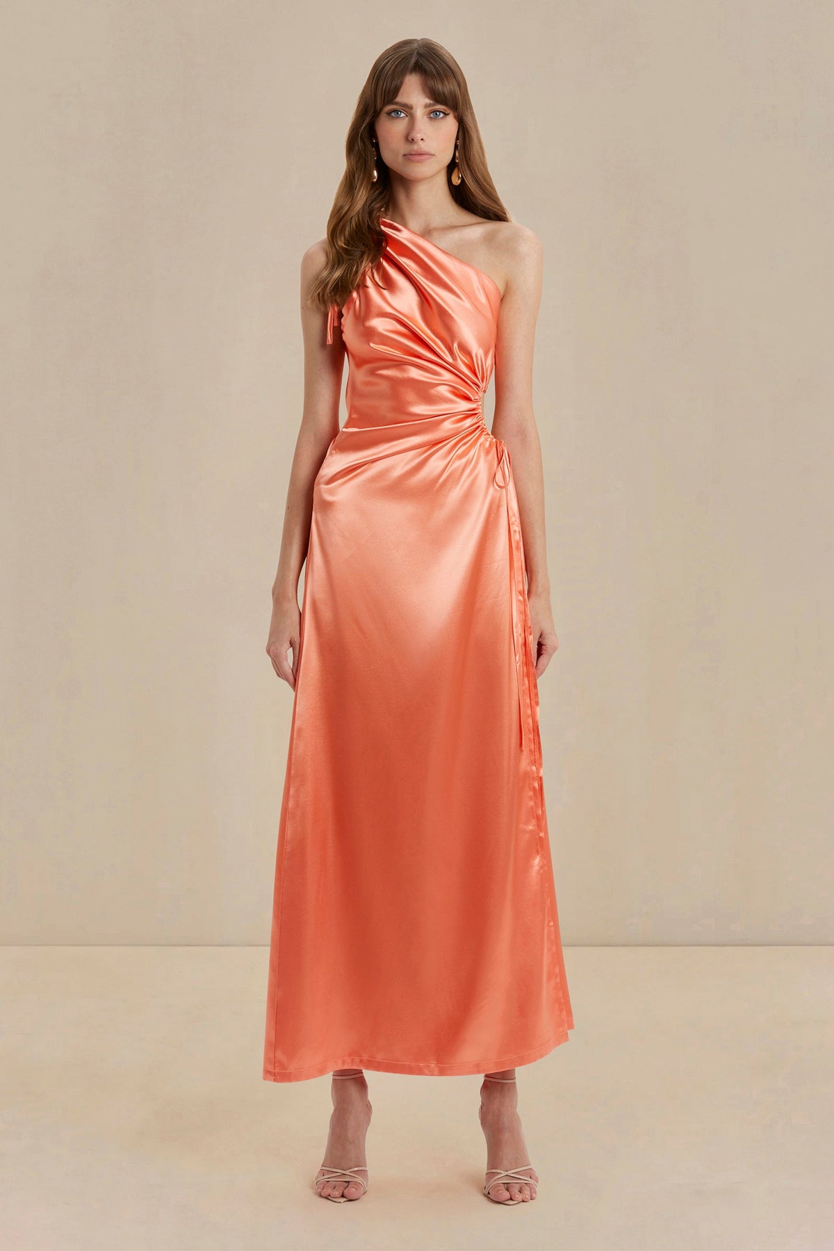 Vestido Nour coral con detalle cut-out ajustable