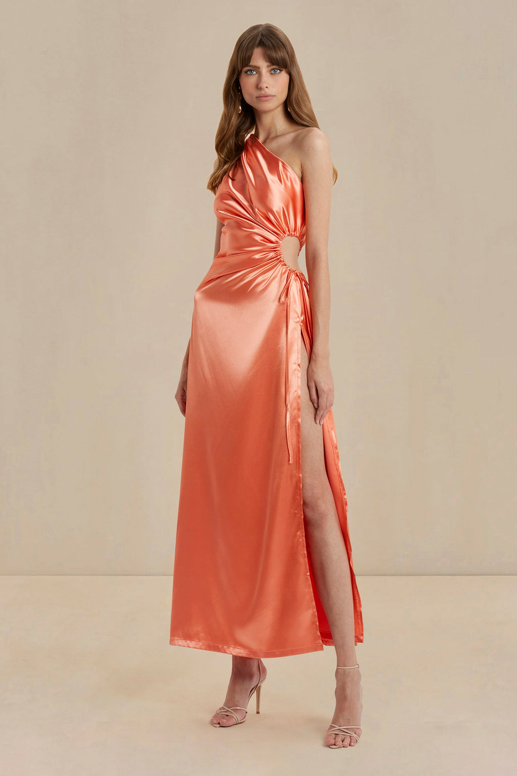 Vestido Nour coral con detalle cut-out ajustable