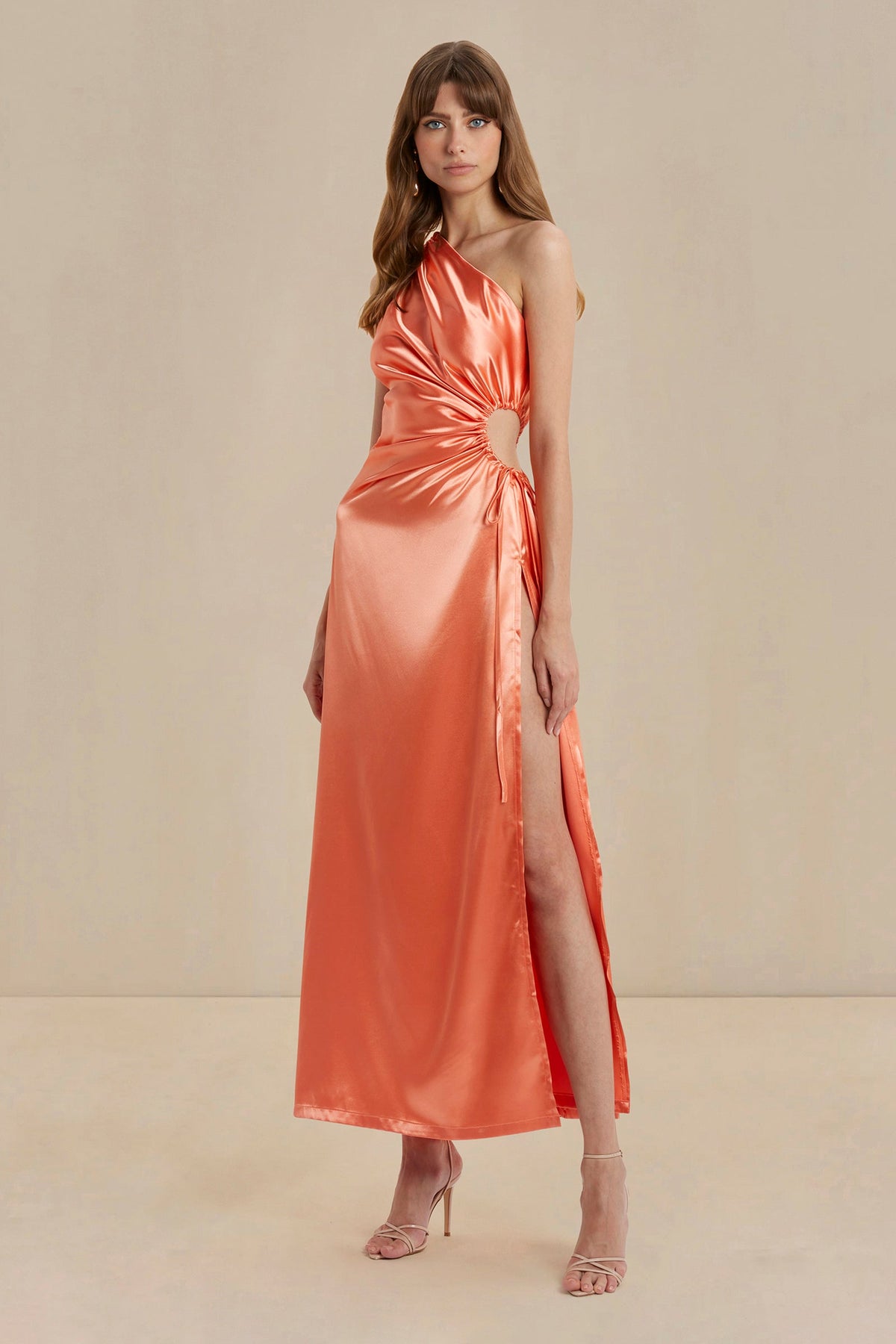 Vestido Nour coral con detalle cut-out ajustable