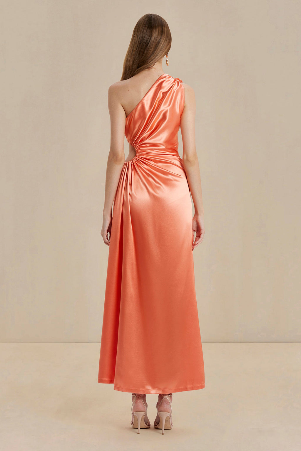 Vestido Nour coral con detalle cut-out ajustable
