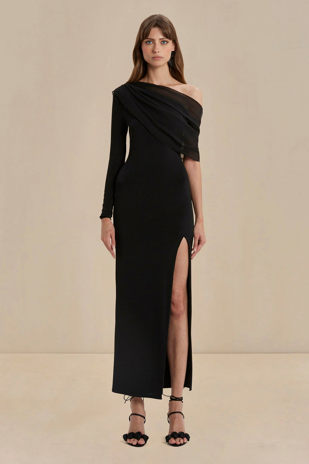 Vestido Sassari negro de un hombro con corte ajustado