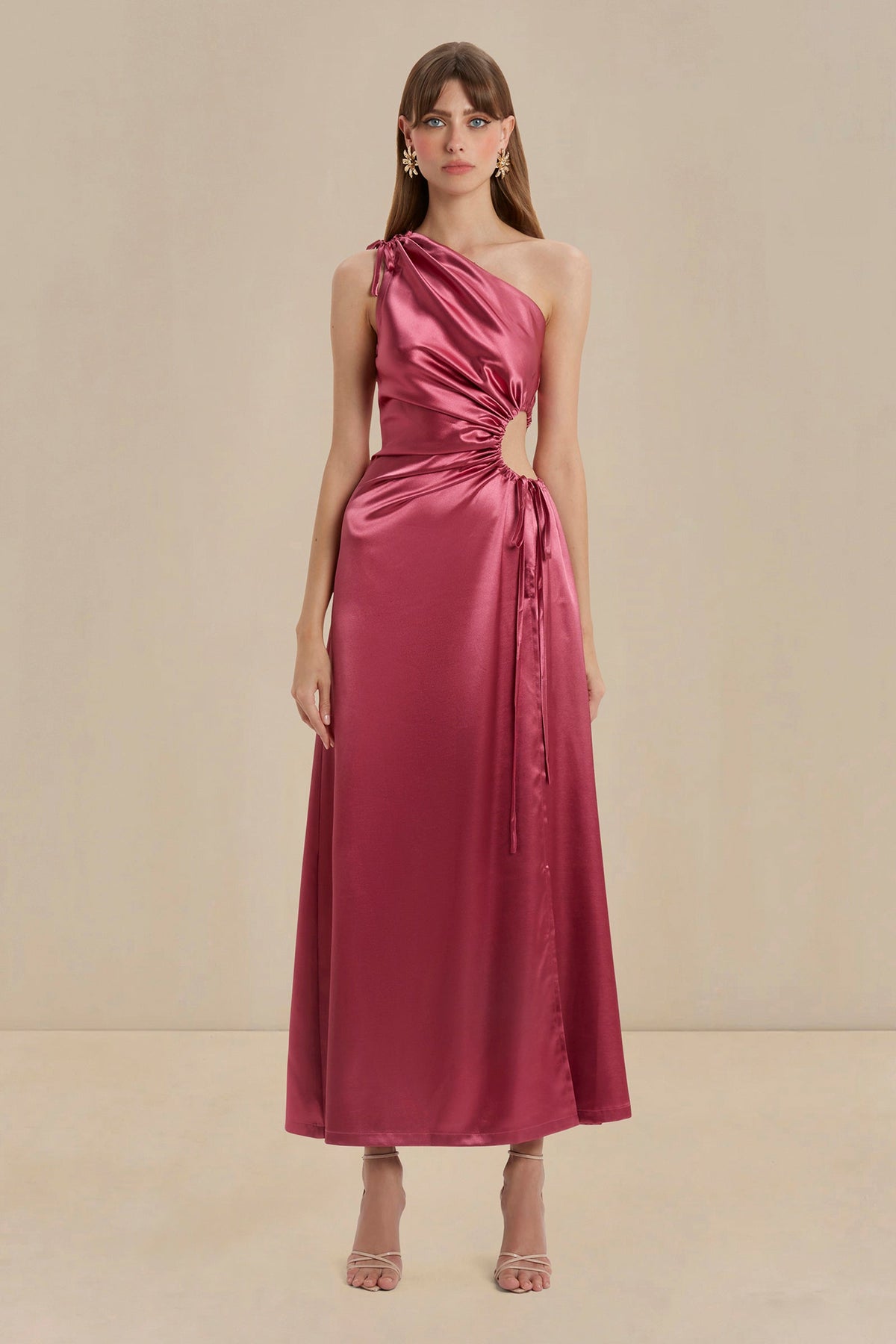 Vestido Nour color amaranto con detalle cut-out ajustable