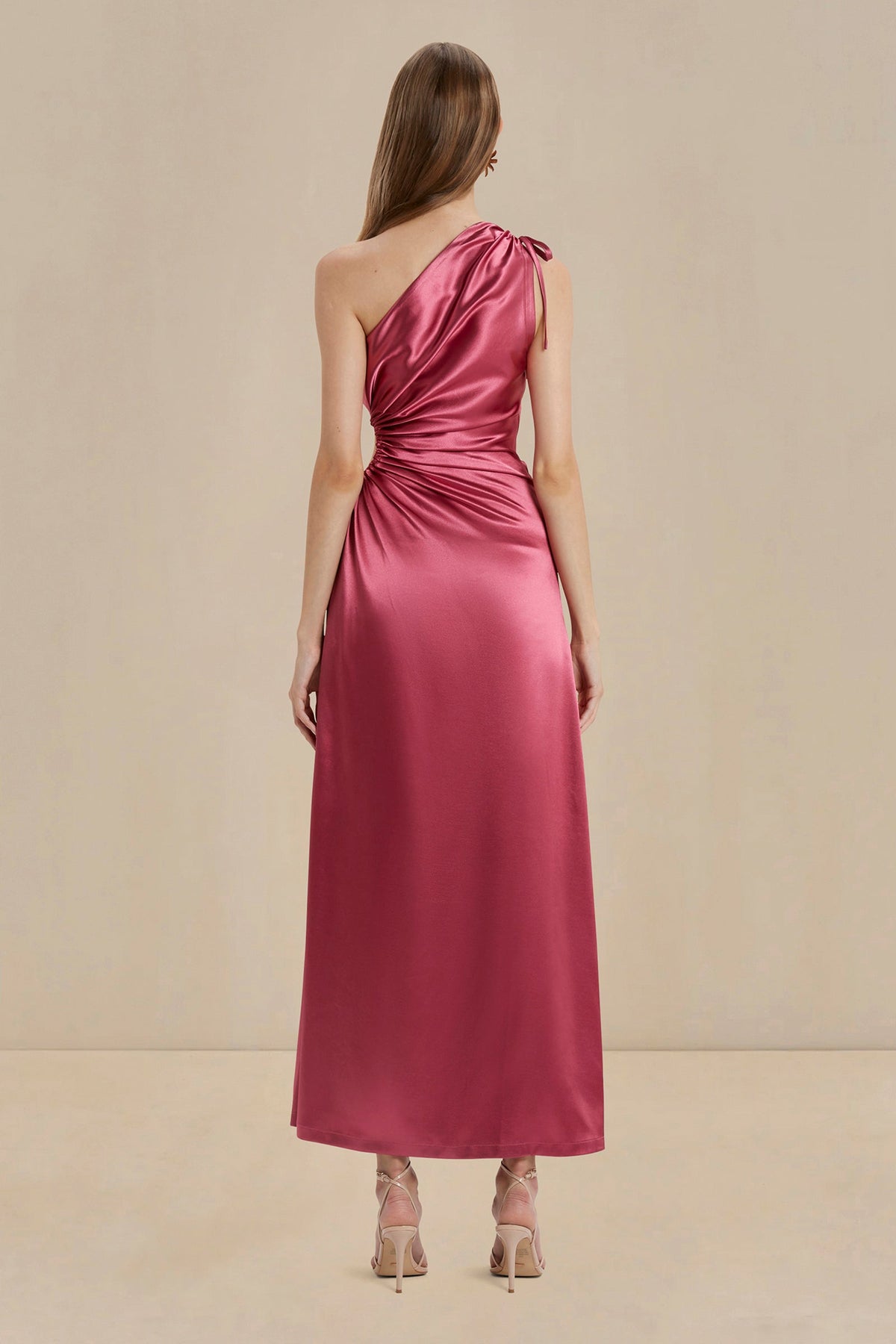 Vestido Nour color amaranto con detalle cut-out ajustable