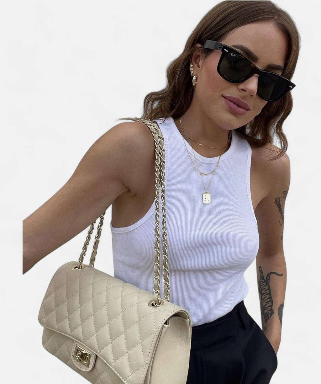 Bolso acolchado beige crema con cadena dorada