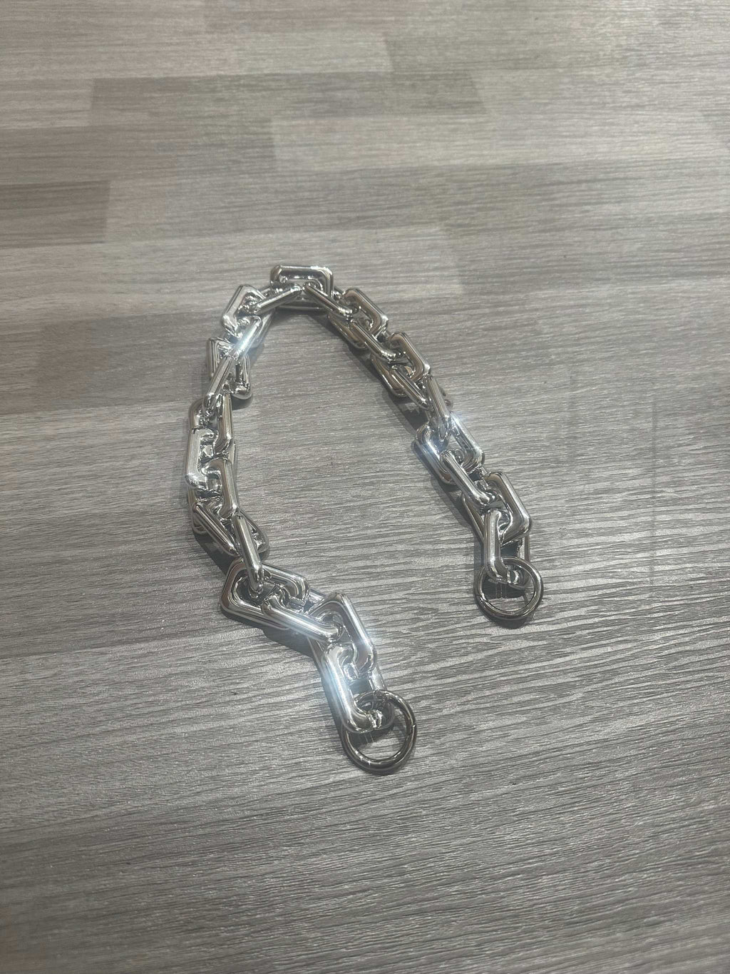 Cadena gruesa dorada de celulosa para bolso