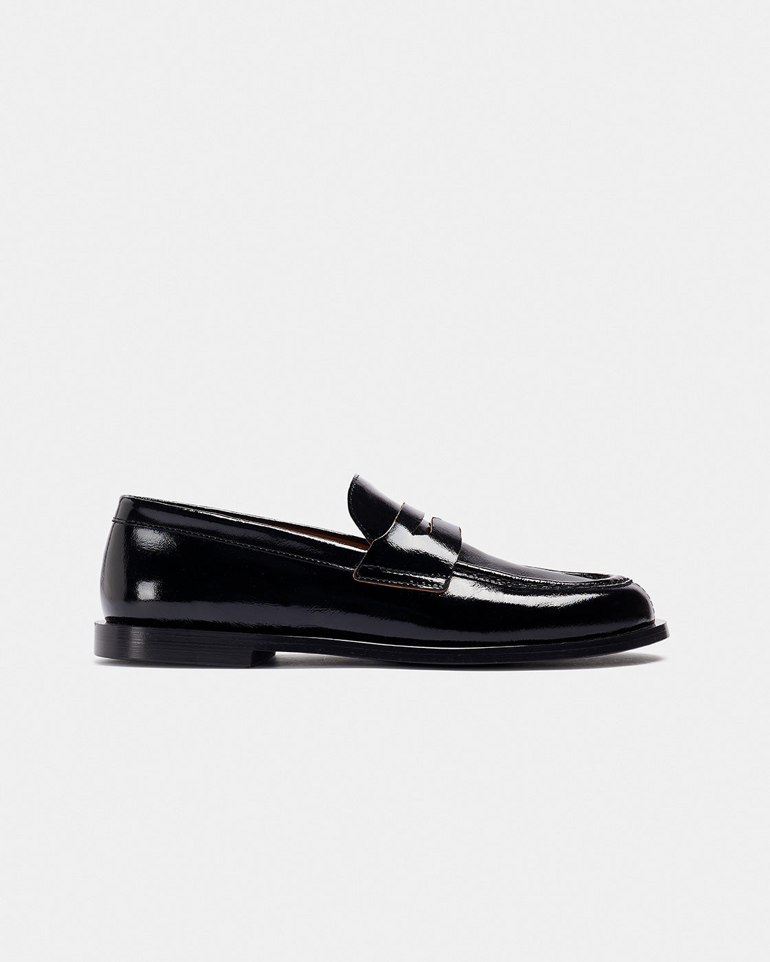 Mocasín negro de charol con tacón bajo | GLASS
