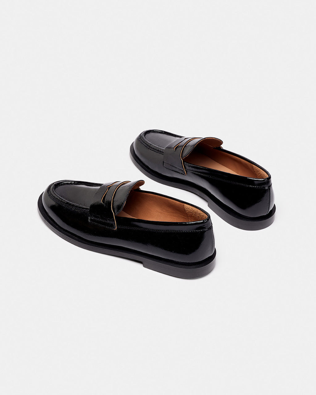 Mocasín negro de charol con tacón bajo | GLASS