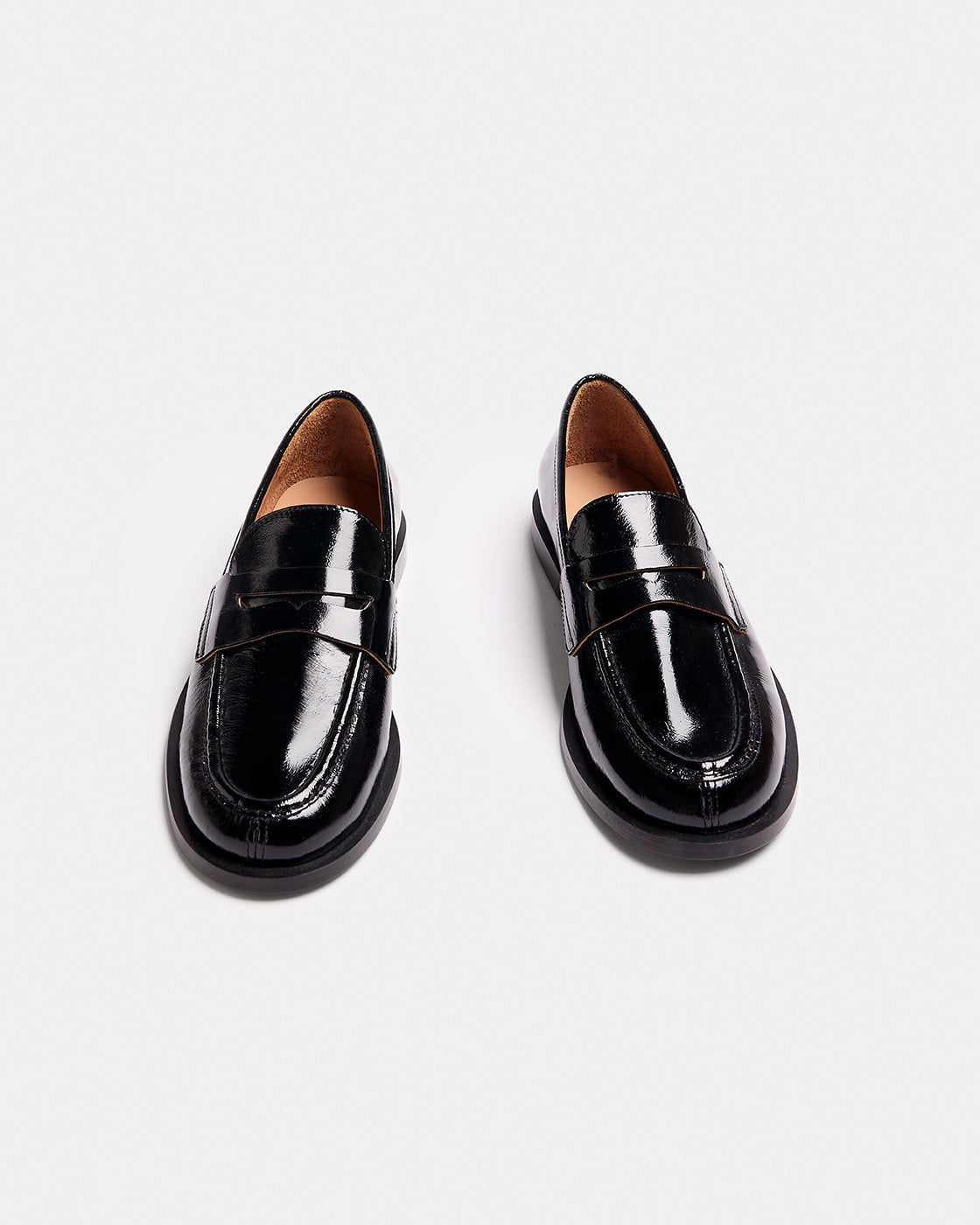 Mocasín negro de charol con tacón bajo | GLASS