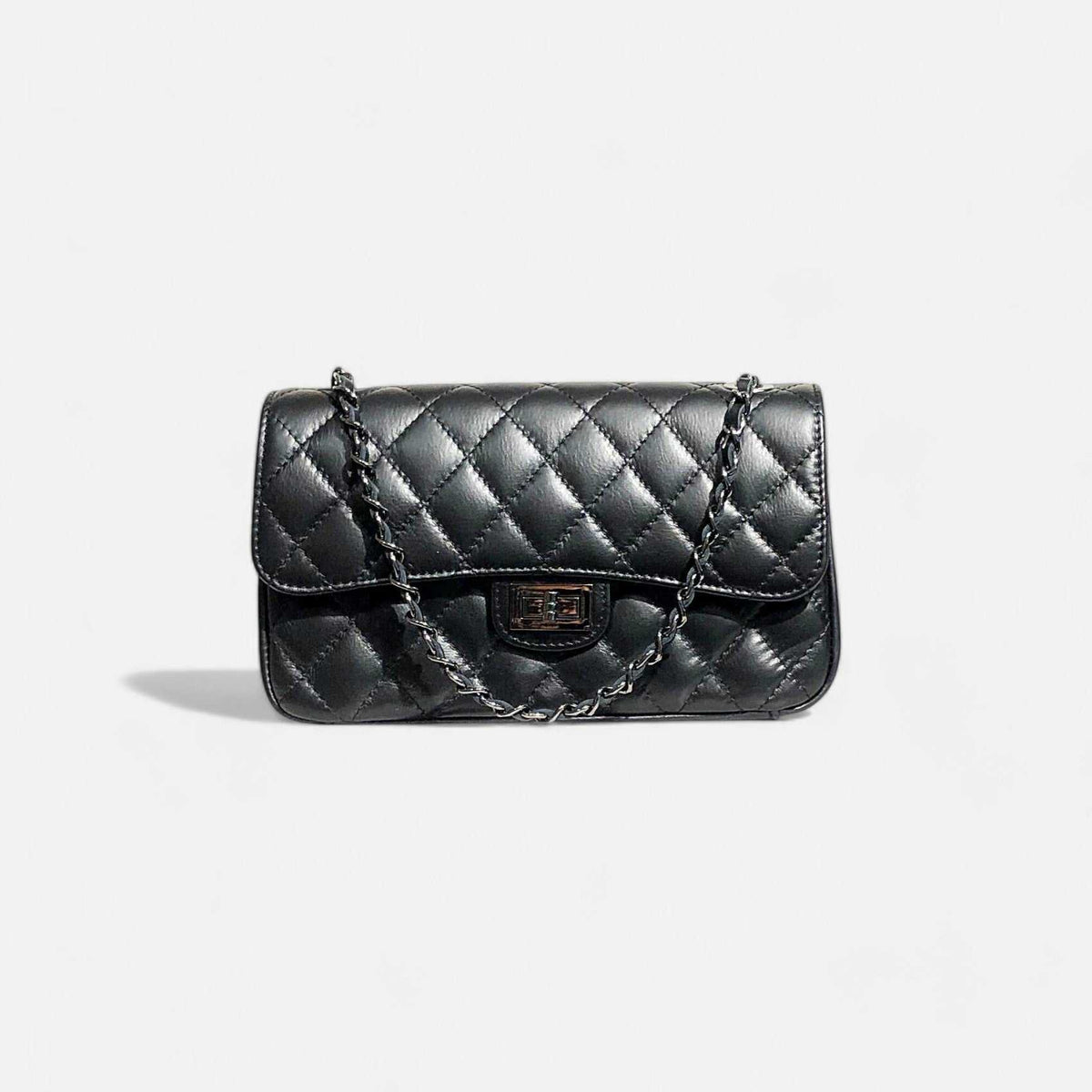 Bolso acolchado negro con cadena metálica oscura