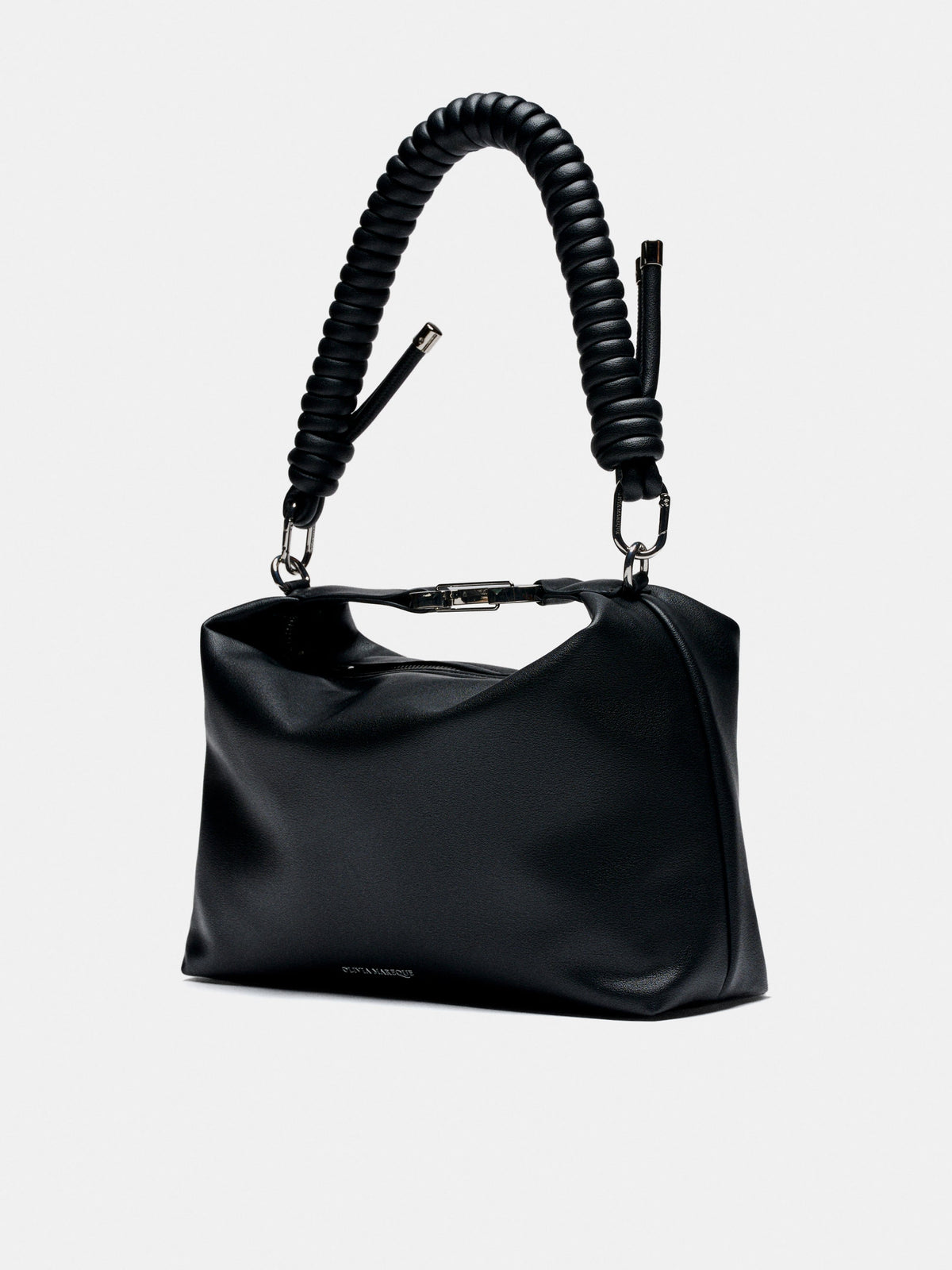 Bolso Kenza Medium negro de piel vegana con dos cadenas