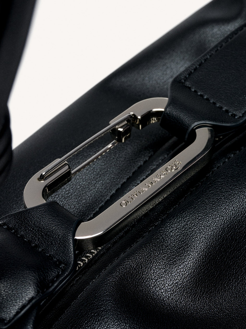 Bolso Kenza Medium negro de piel vegana con dos cadenas