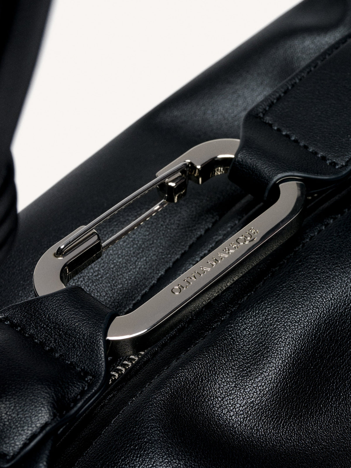 Bolso Kenza Medium negro de piel vegana con dos cadenas