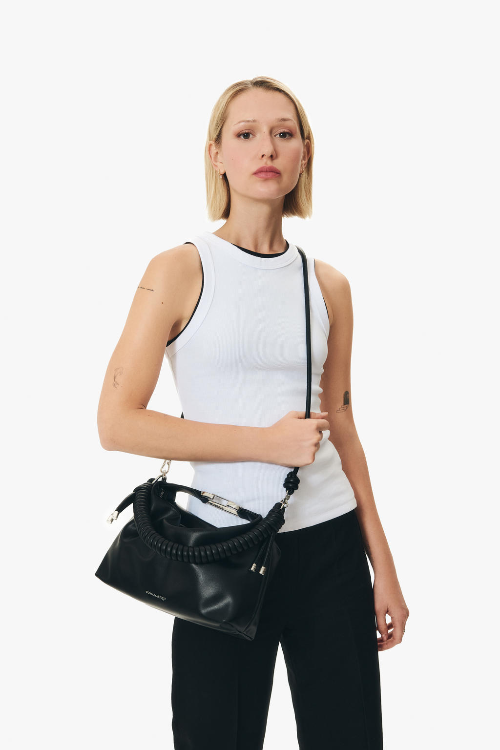 Bolso Kenza Medium negro de piel vegana con dos cadenas