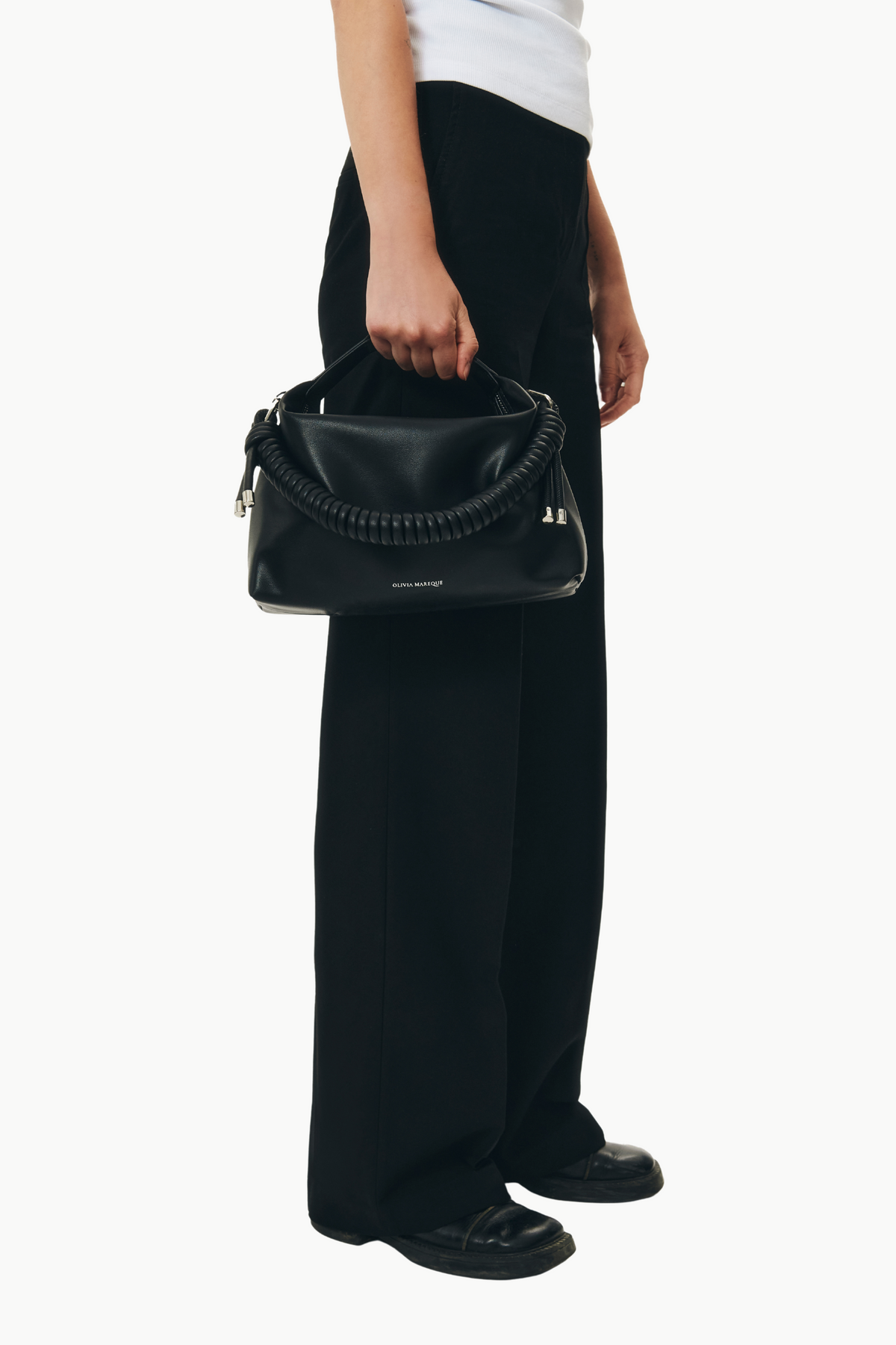 Bolso Kenza Medium negro de piel vegana con dos cadenas