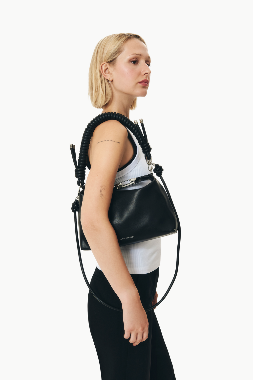Bolso Kenza Medium negro de piel vegana con dos cadenas