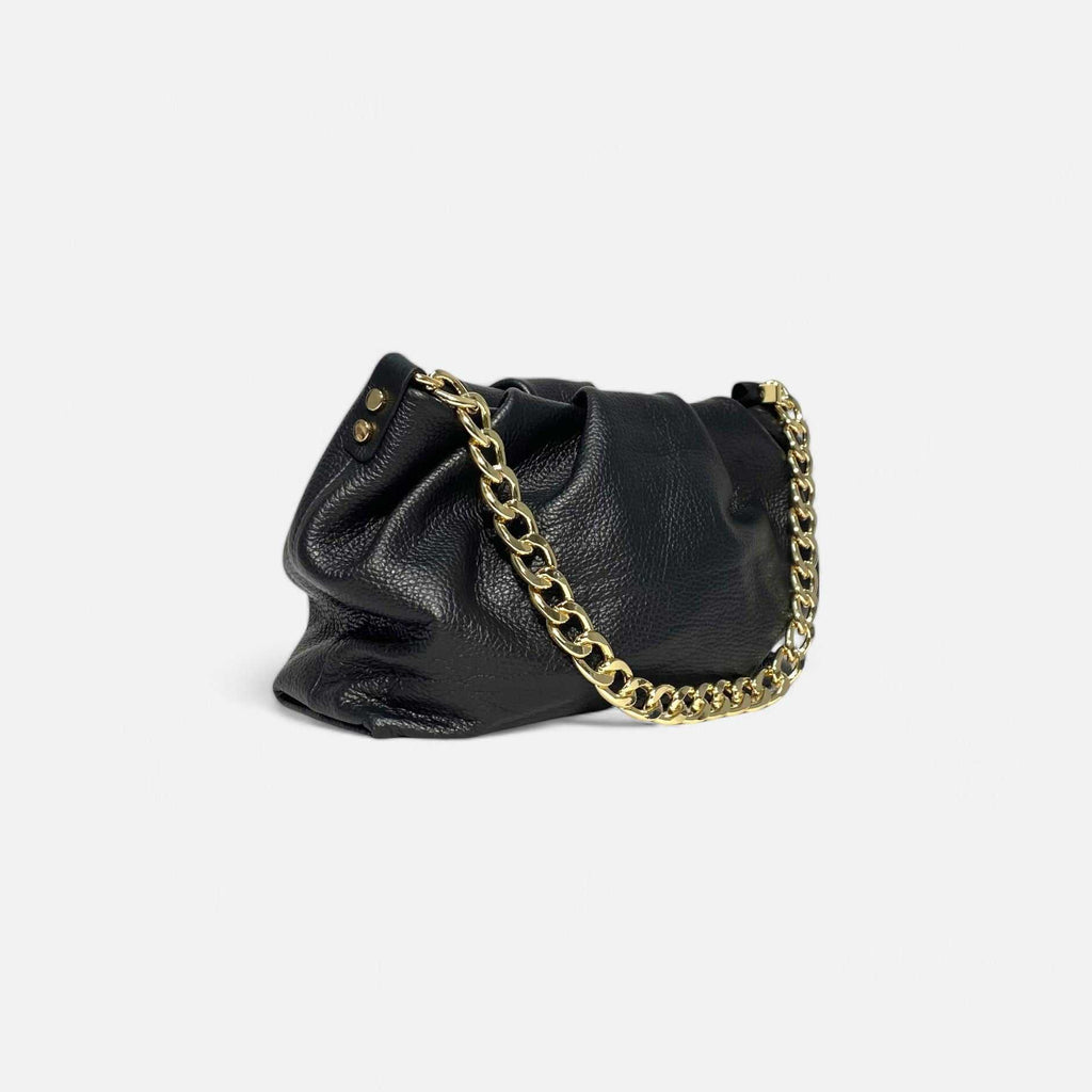 Bolso Pouch Elegance negro de piel con cadena dorada