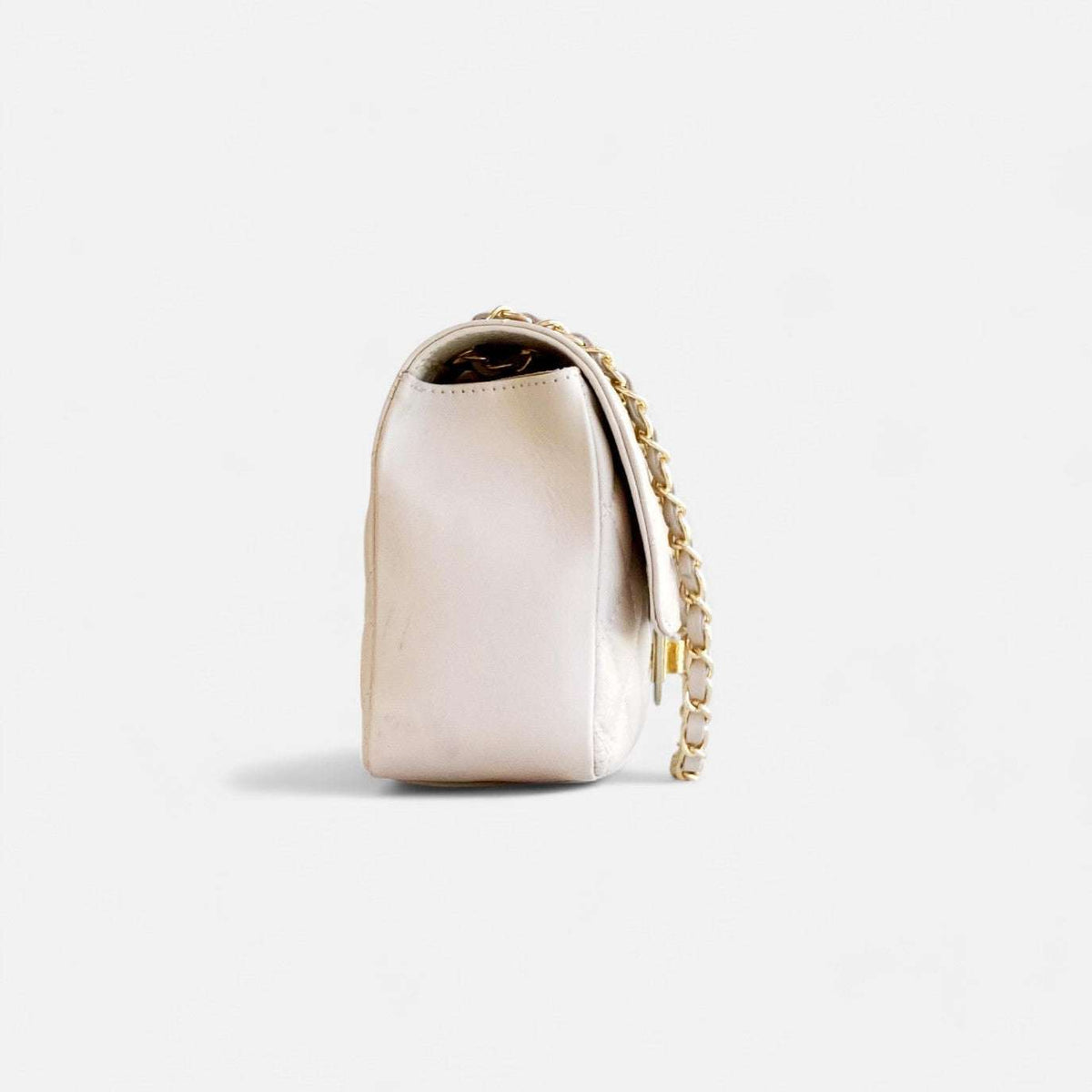Bolso acolchado beige crema con cadena dorada