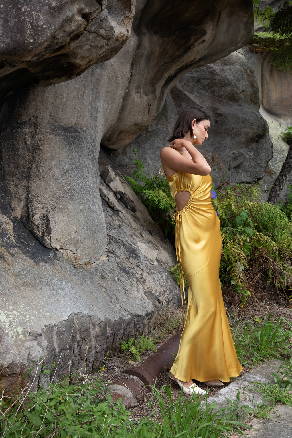 Vestido Sonya de viscosa en color marigold con corte asimétrico