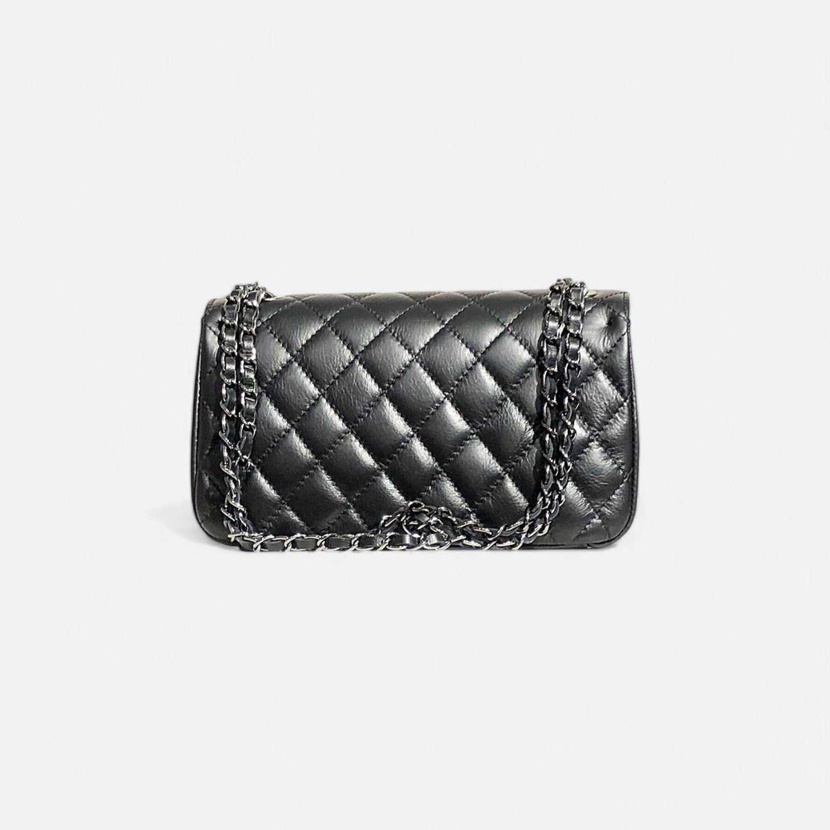 Bolso acolchado negro con cadena metálica oscura