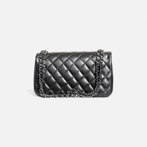 Bolso acolchado negro con cadena metálica oscura