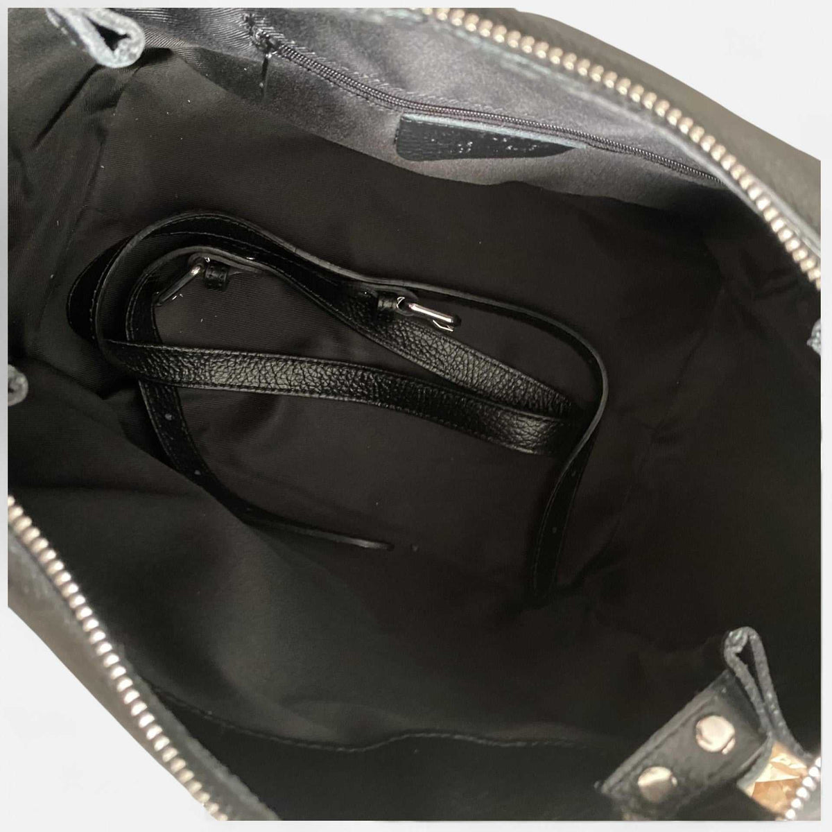 Bolso bowling BRUTAL negro de piel con tachuelas