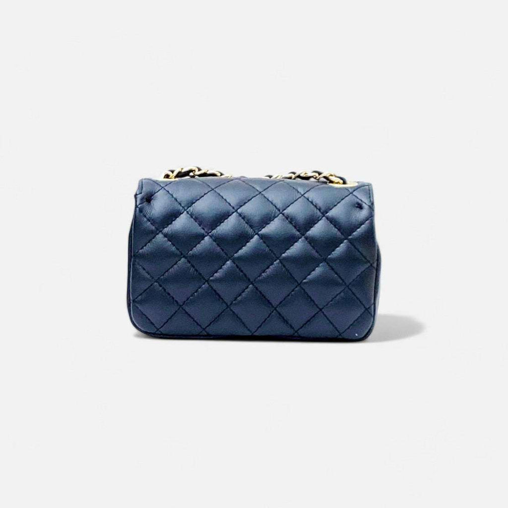 Bolso mini bandolera acolchado negro con cadena y piel