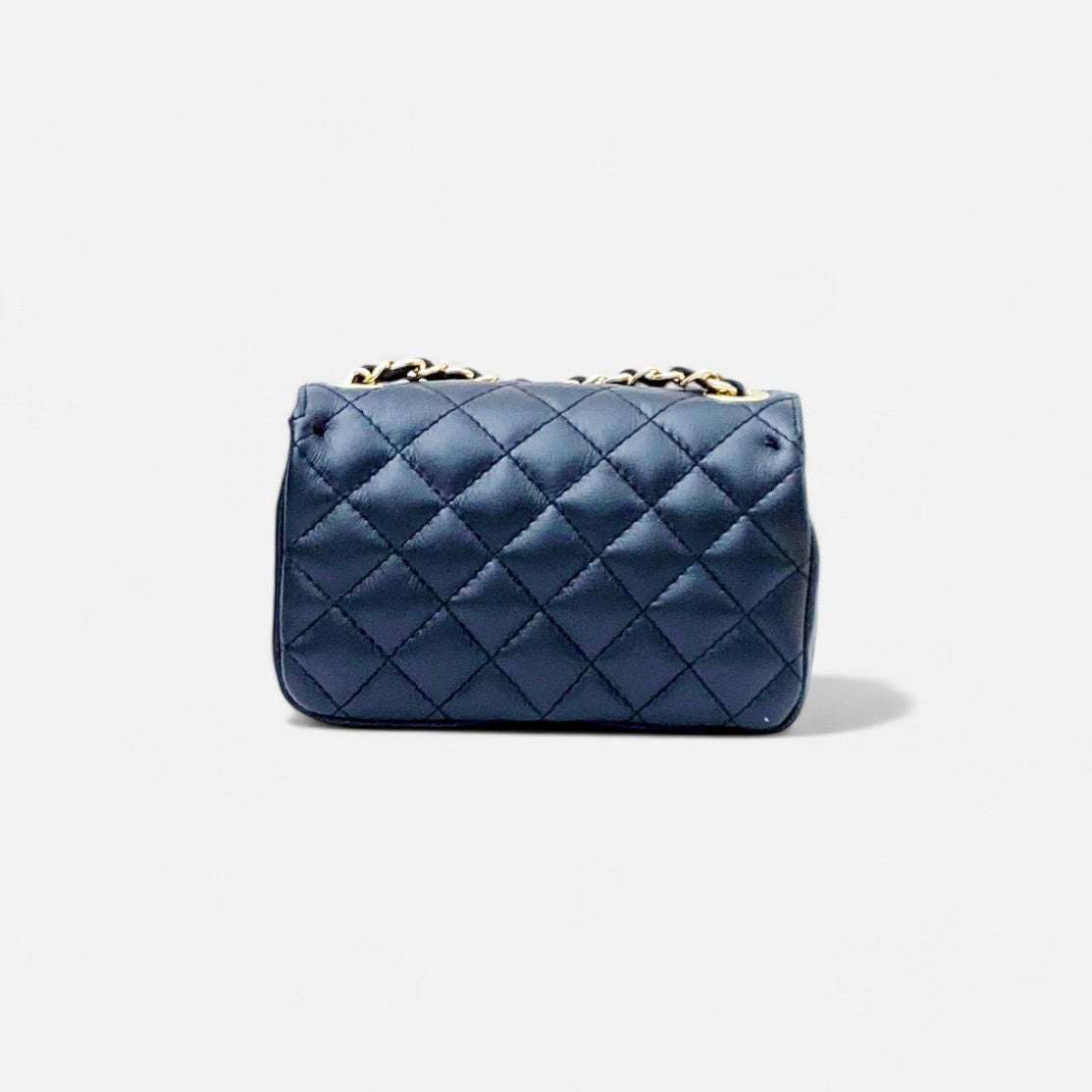 Bolso mini bandolera acolchado negro con cadena y piel