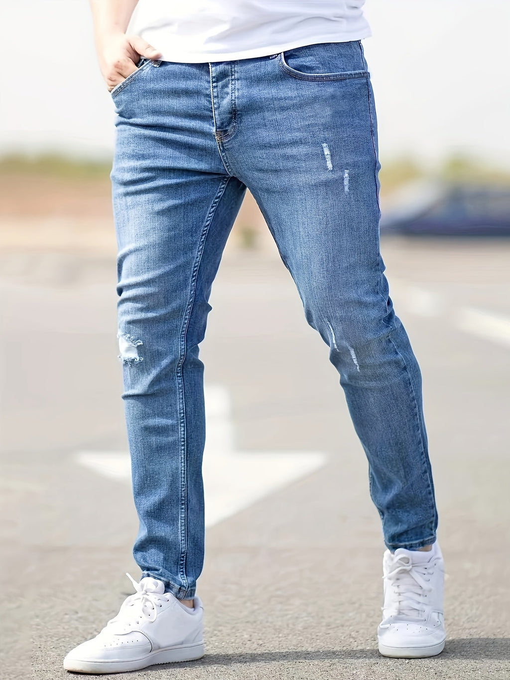 Jeans slim fit para hombre con detalles desgastados