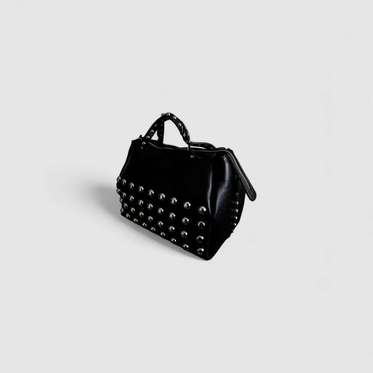 Bolso bowling BRUTAL negro de piel con tachuelas
