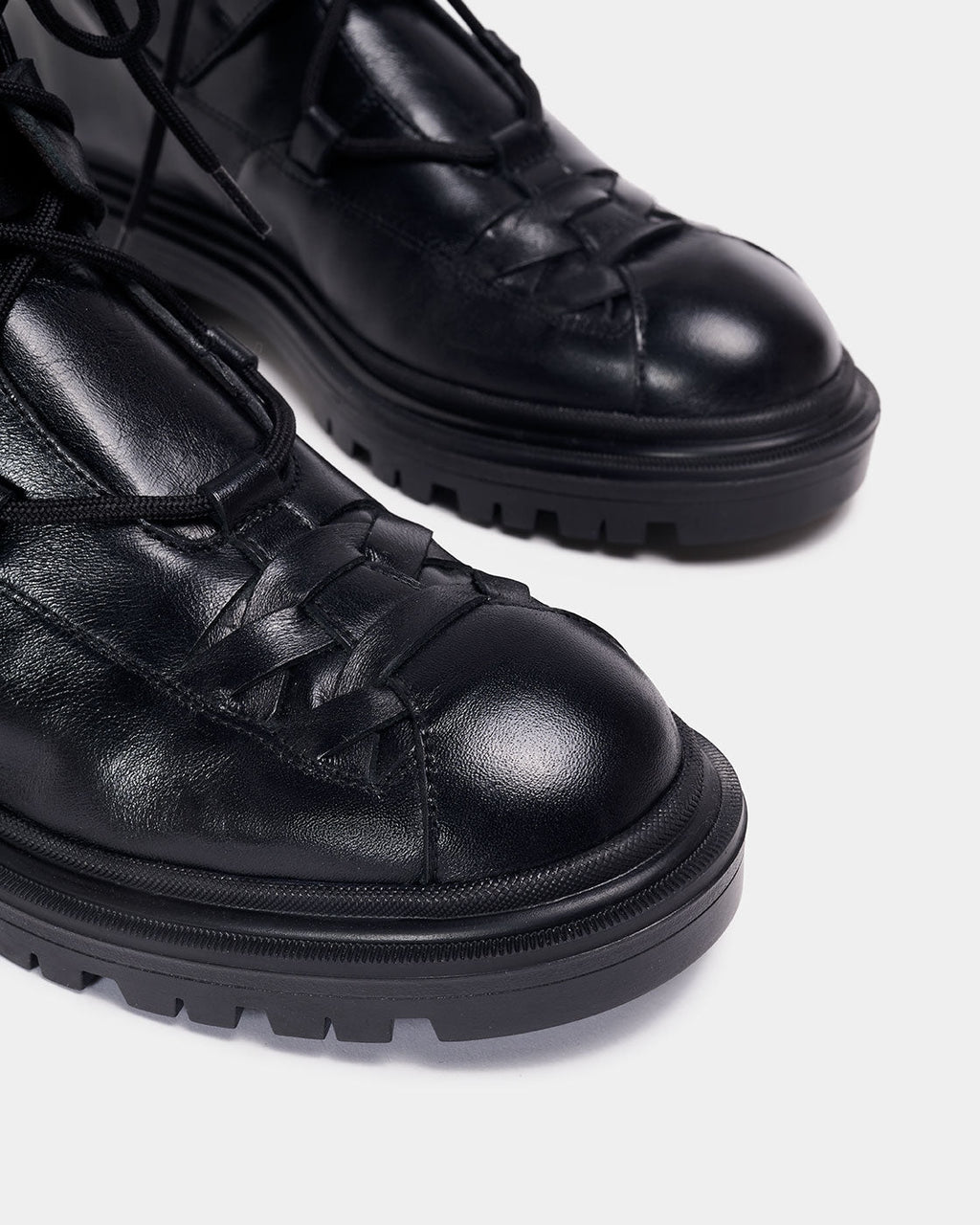 Bota negra de piel con suela track | ZEA
