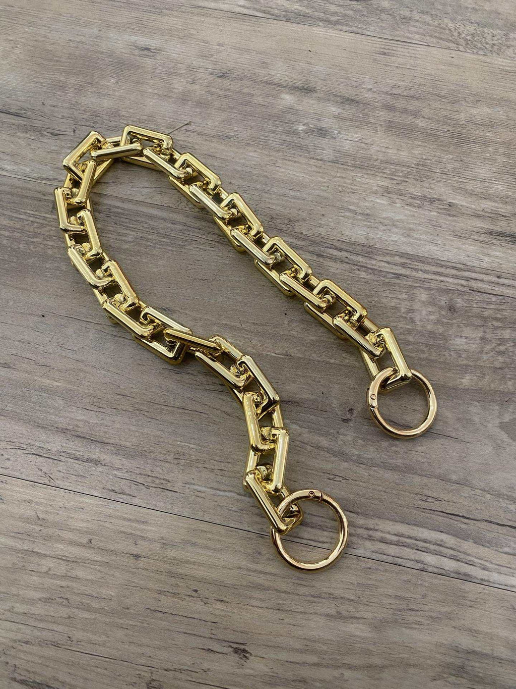 Cadena gruesa dorada de celulosa para bolso