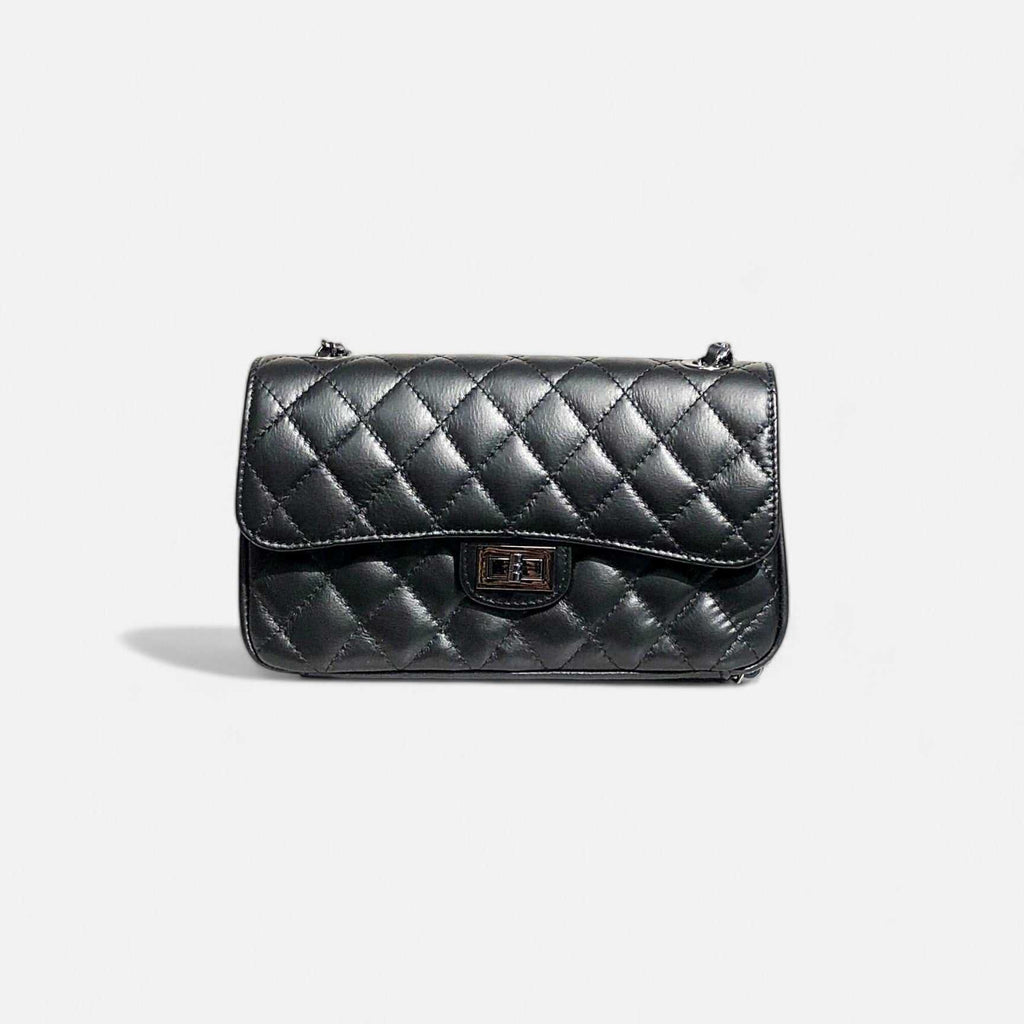 Bolso acolchado negro con cadena metálica oscura