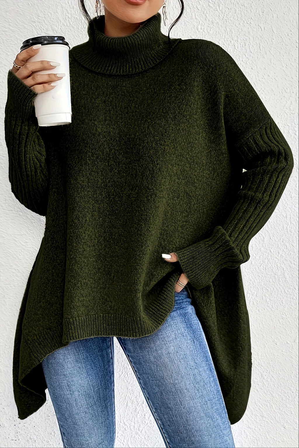 Suéter oversize de mujer con cuello alto y bajo asimétrico