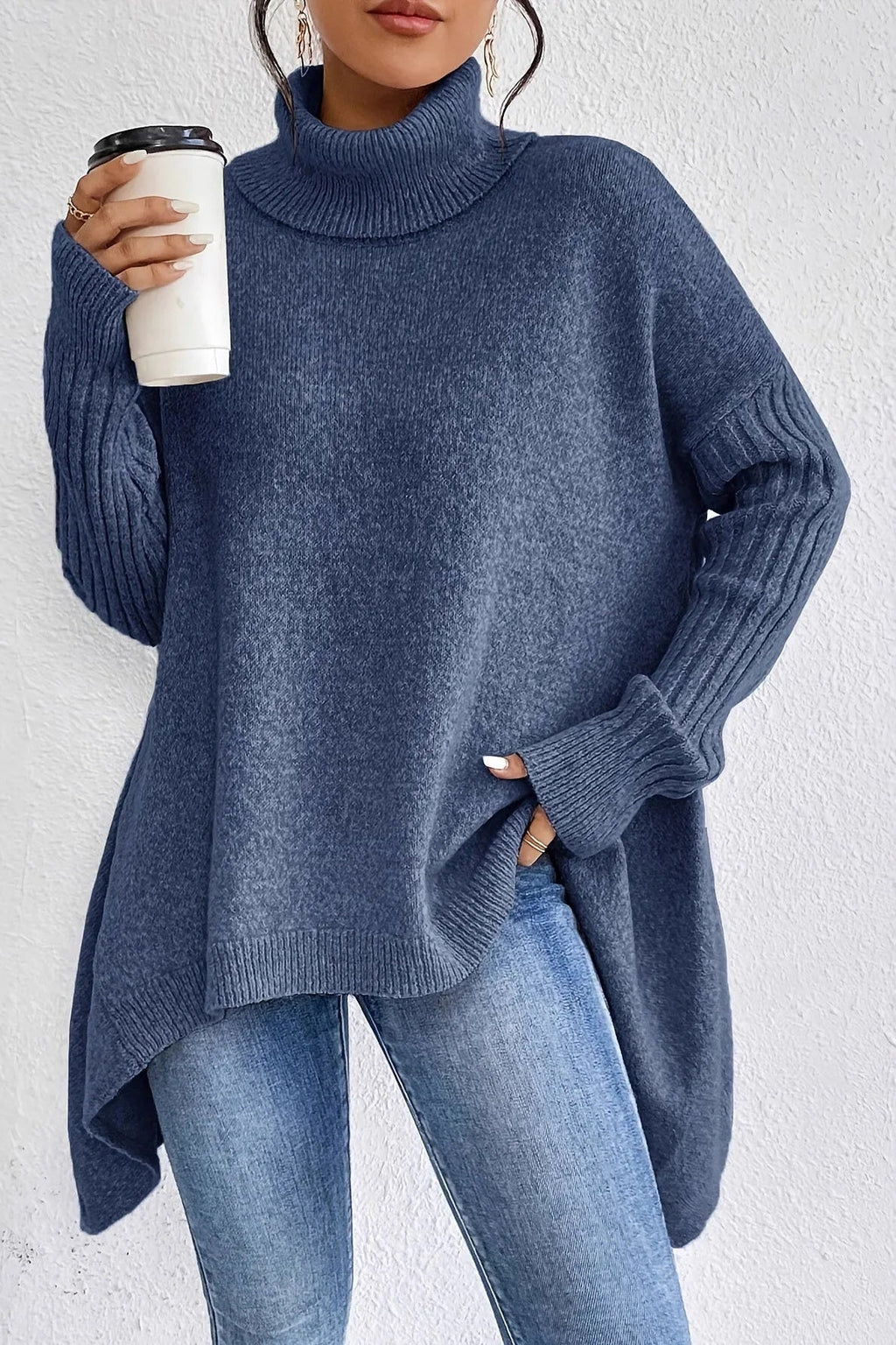 Suéter oversize de mujer con cuello alto y bajo asimétrico