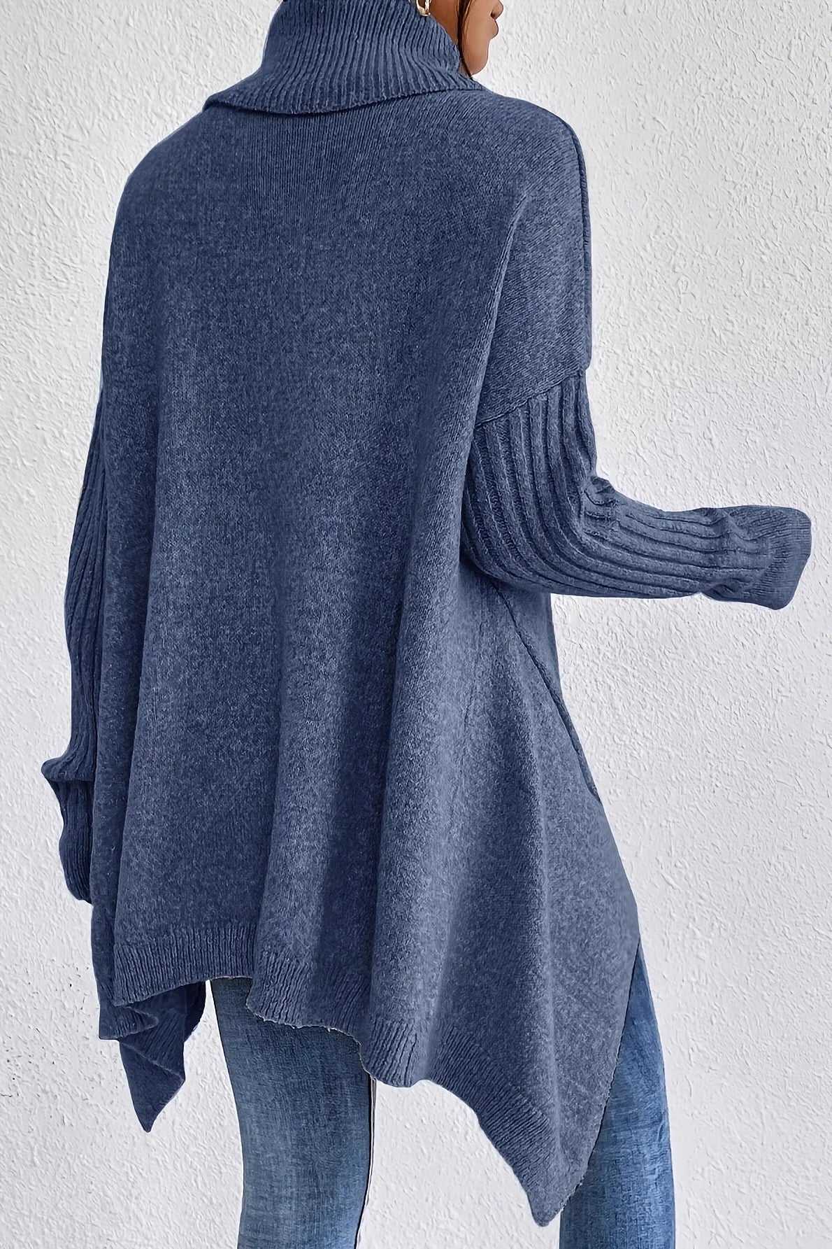 Suéter oversize de mujer con cuello alto y bajo asimétrico