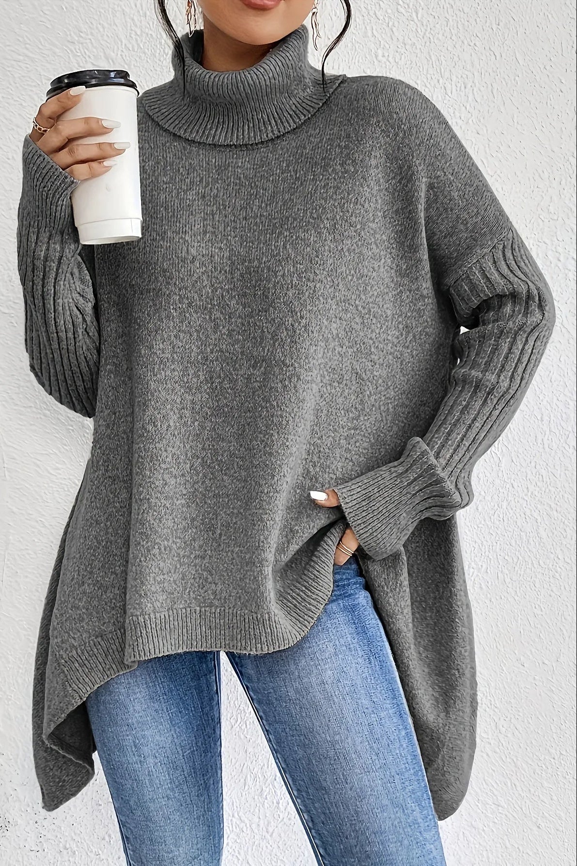 Suéter oversize de mujer con cuello alto y bajo asimétrico