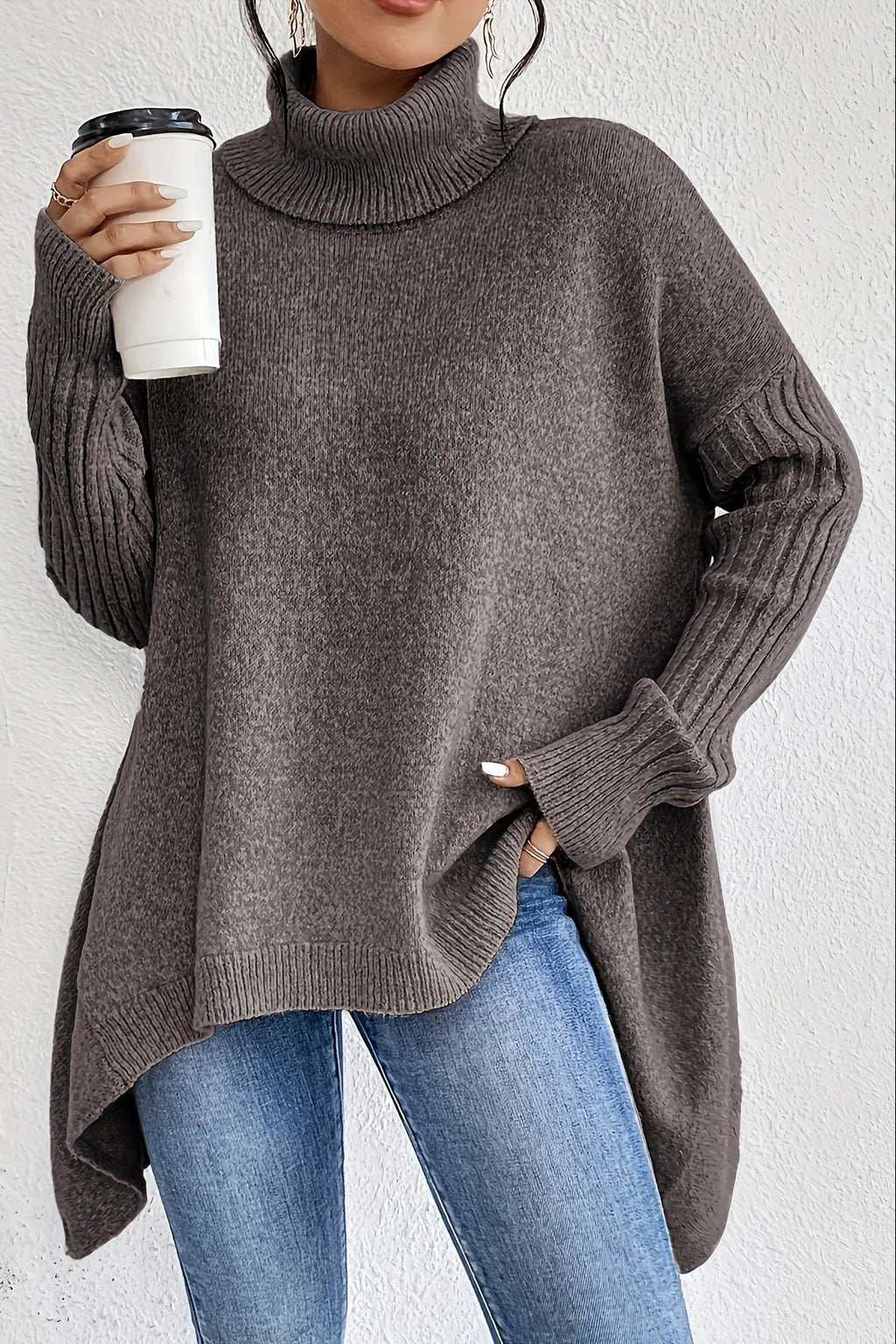 Suéter oversize de mujer con cuello alto y bajo asimétrico