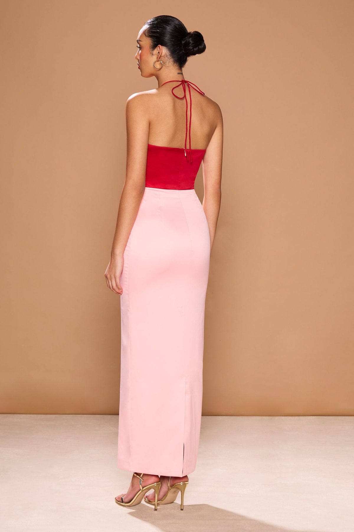 Vestido maxi Siena bicolor rojo y rosa con escote halter