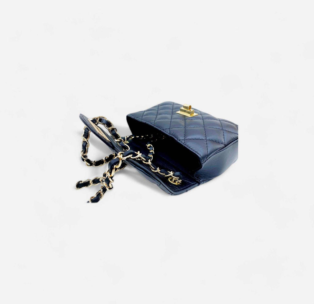 Bolso mini bandolera acolchado negro con cadena y piel