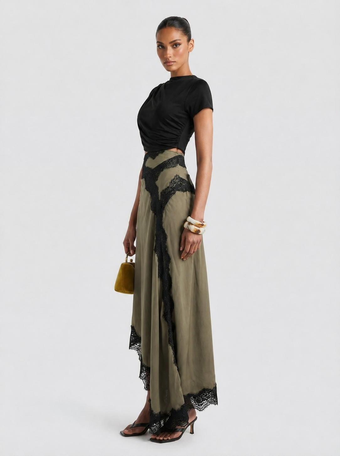 Conjunto de mujer con top asimétrico y falda maxi de encaje