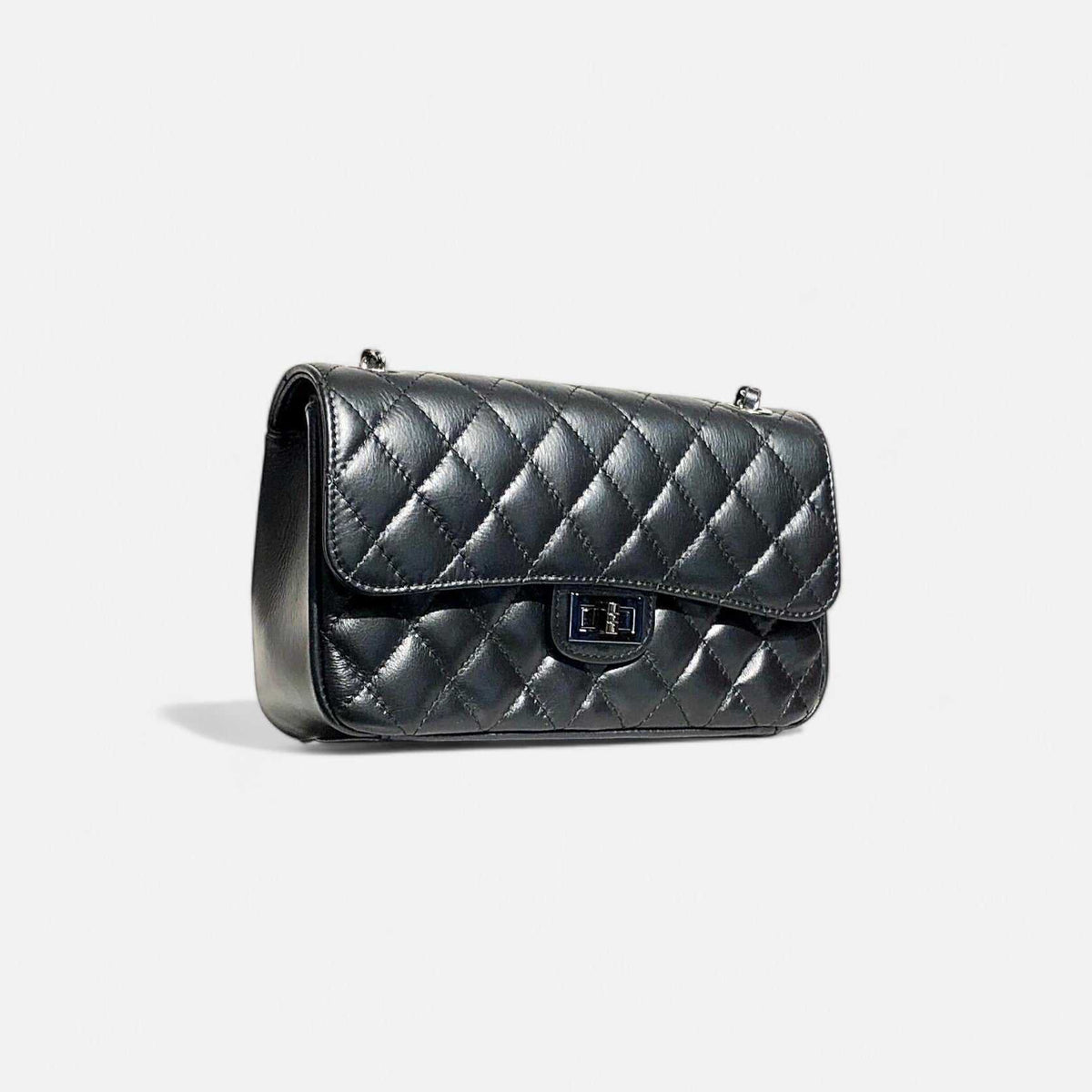 Bolso acolchado negro con cadena metálica oscura
