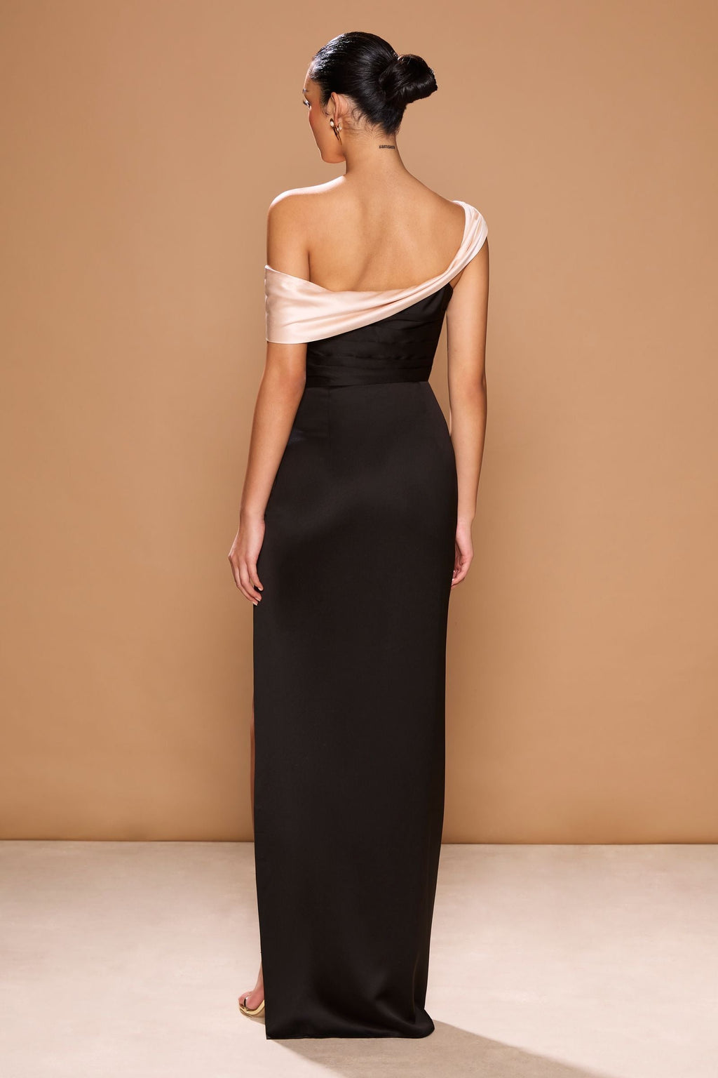 Vestido largo bicolor Tuscany de seda con hombros descubiertos