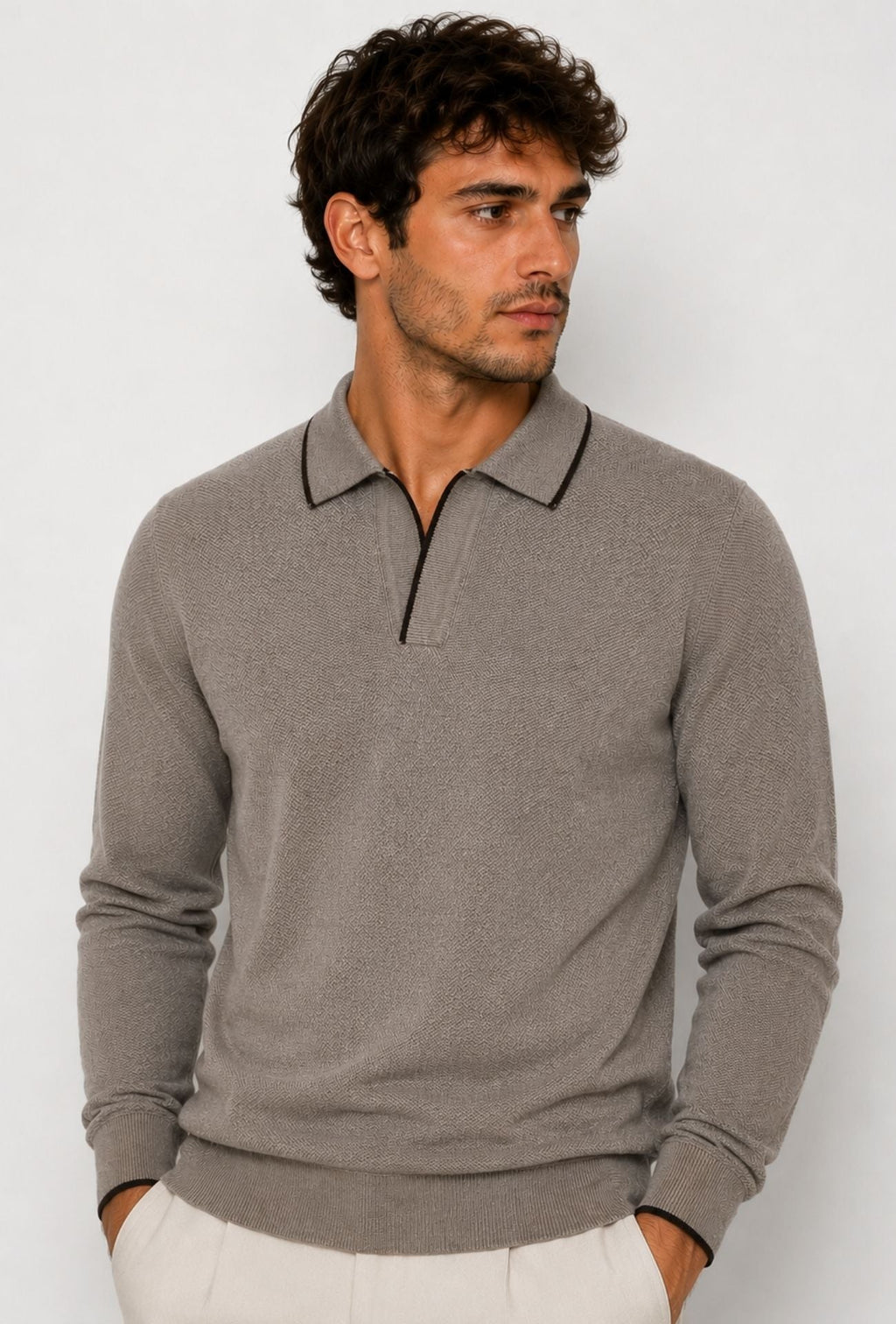 Polo de hombre Dresserd de punto color topo con cuello en contraste y escote Derby.