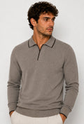 Polo de hombre Dresserd de punto color topo con cuello en contraste y escote Derby.