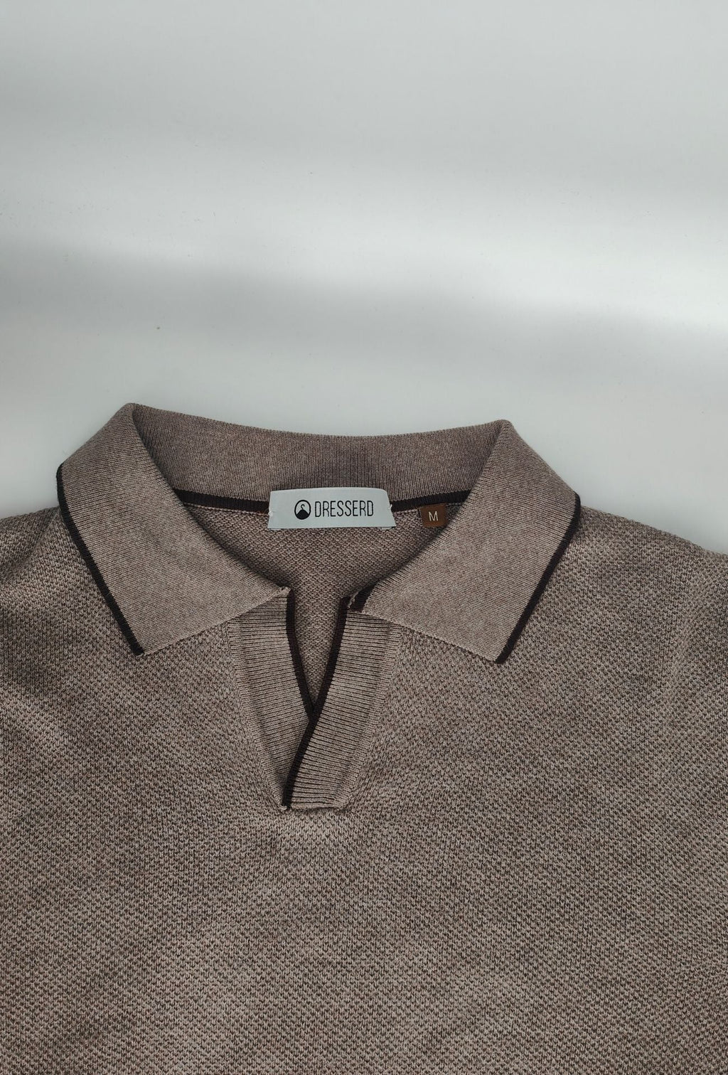 Polo de hombre Dresserd de punto color topo con cuello en contraste y escote Derby.